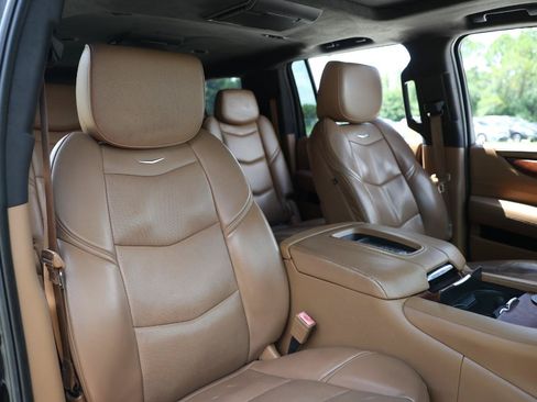 Used 2017 Cadillac Escalade ESV Platinum RWD image 18