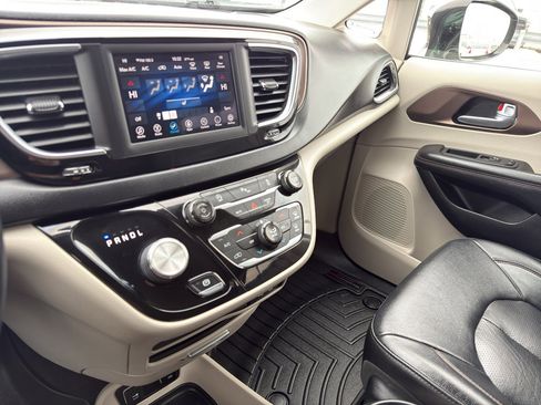 Used 2018 Chrysler Pacifica Touring-L image 20