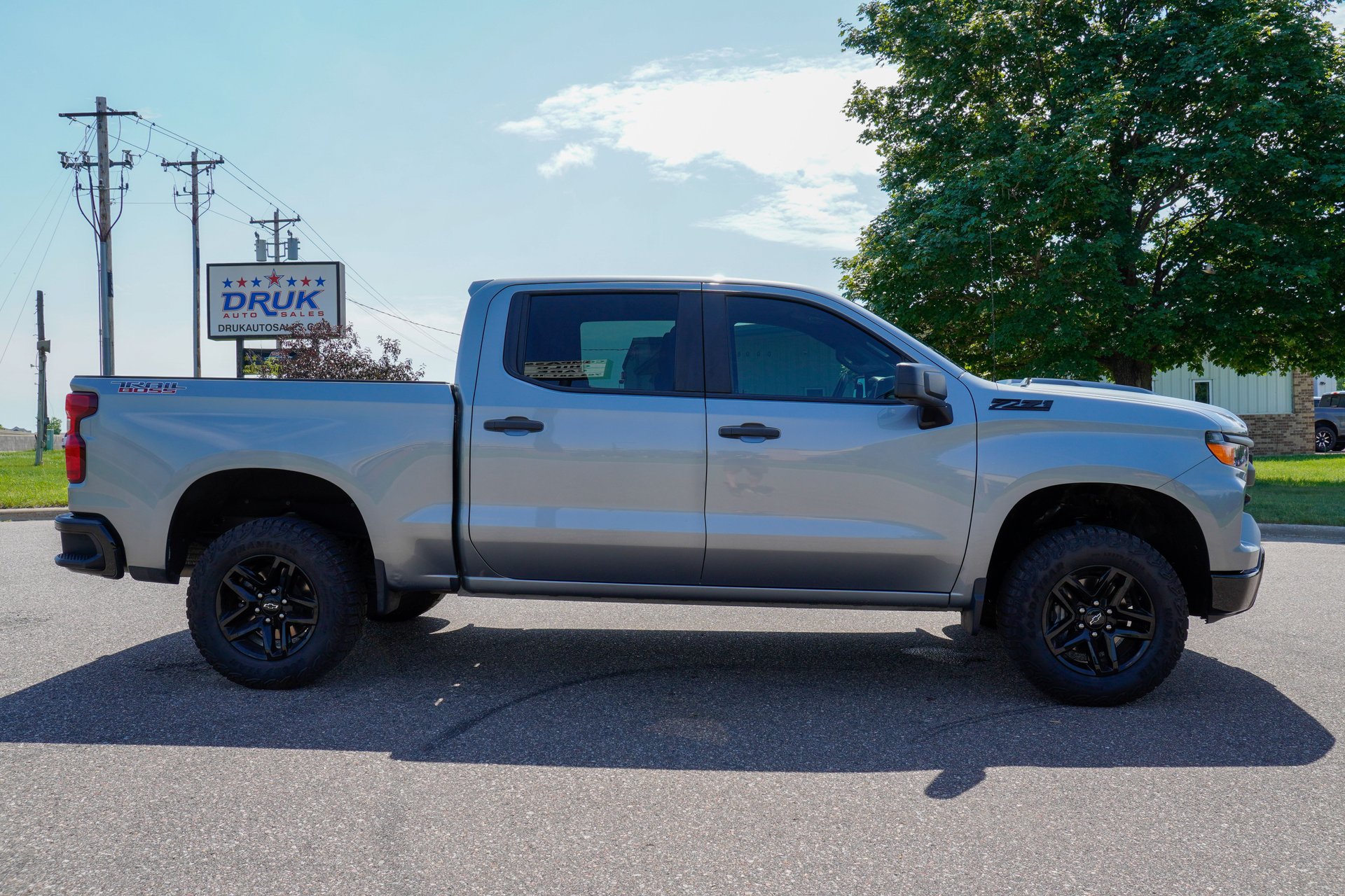 Used 2024 Chevrolet Silverado 1500 Custom Trail Boss w/ LPO, Dark Essentials Package AWD/4WD image 2