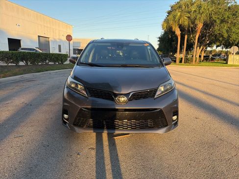 Used 2018 Toyota Sienna SE FWD image 8