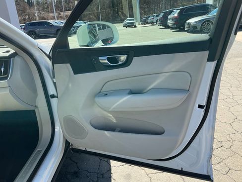Used 2018 Volvo XC60 T5 Momentum image 35