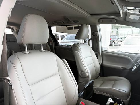Used 2019 Toyota Sienna XLE w/ XLE Navigation Package AWD/4WD image 33