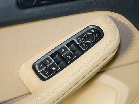 Certified 2021 Porsche Macan AWD/4WD image 19
