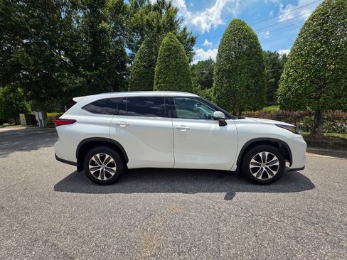 Used 2021 Toyota Highlander XLE AWD/4WD image 6