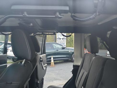 Used 2018 Jeep Wrangler Unlimited Sahara image 25