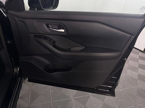 Used 2025 Nissan Rogue SV FWD image 29
