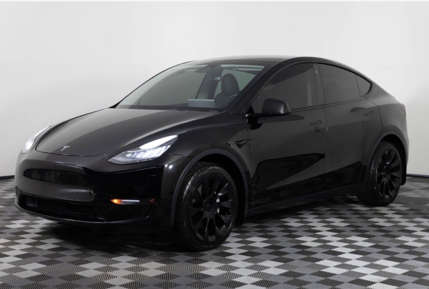 Used 2023 Tesla Model Y Long Range AWD/4WD image 1