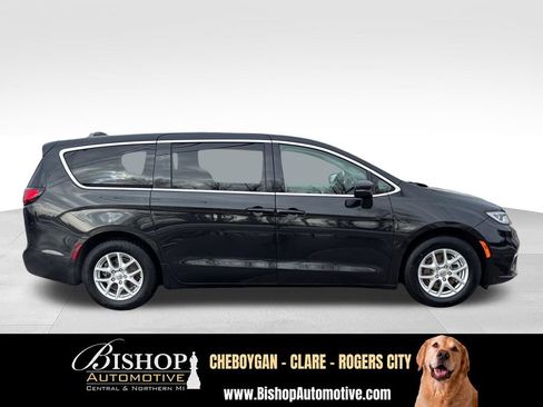 Used 2023 Chrysler Pacifica Touring-L FWD image 12