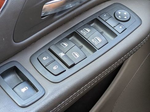 Used 2014 Chrysler Town & Country Touring image 19