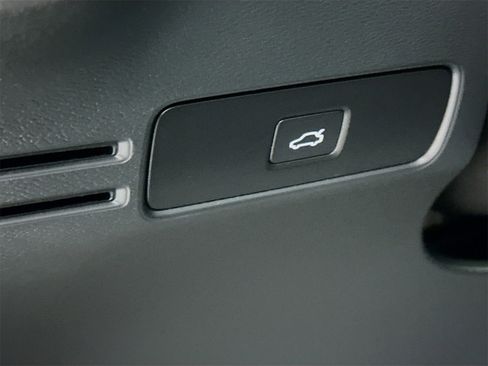 Used 2023 Volvo XC40 Recharge Ultimate w/ Protection Package Premier image 10