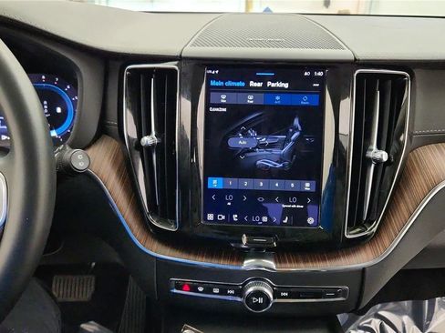 Used 2023 Volvo XC60 B5 Ultimate w/ Climate Package image 26