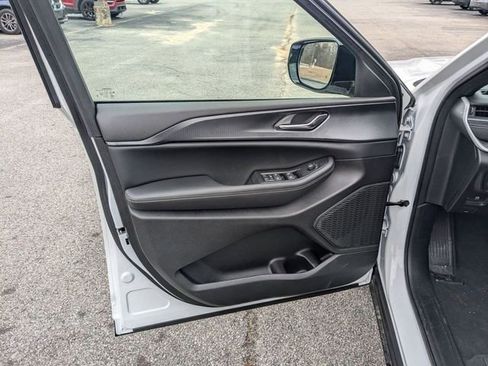 New 2024 Jeep Grand Cherokee L Altitude image 14