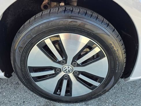 Used 2018 Volkswagen e-Golf SE w/ DC Fast Charging Package image 9