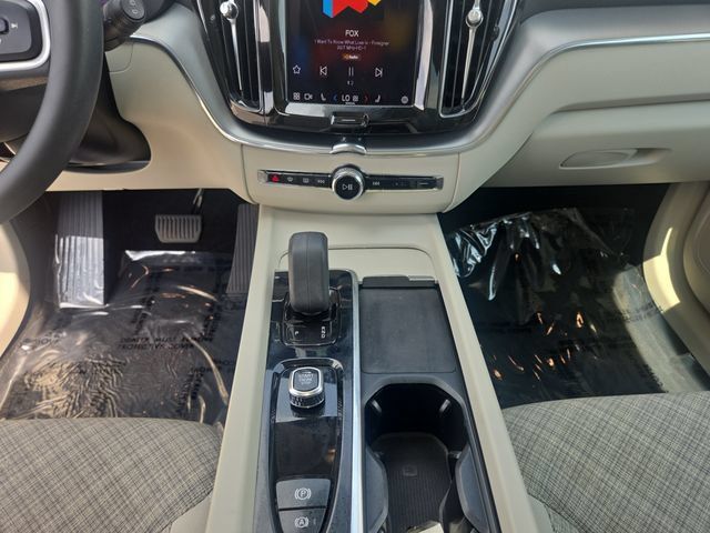 Used 2022 Volvo XC60 B5 Momentum AWD/4WD image 11