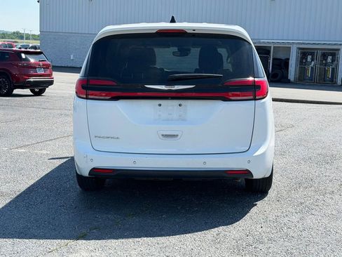 Used 2023 Chrysler Pacifica Touring-L FWD image 6