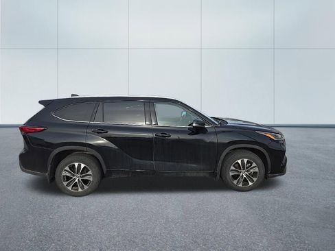 Used 2021 Toyota Highlander XLE image 6