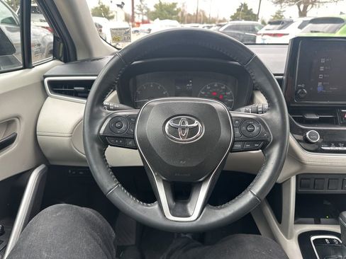 Used 2025 Toyota Corolla Cross LE w/ Moonroof Package FWD image 9