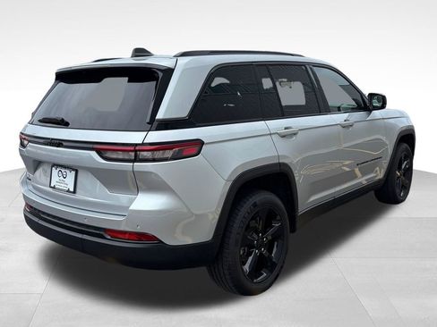 Used 2023 Jeep Grand Cherokee Altitude AWD/4WD image 8