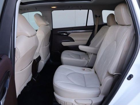 Used 2021 Toyota Highlander Platinum image 11