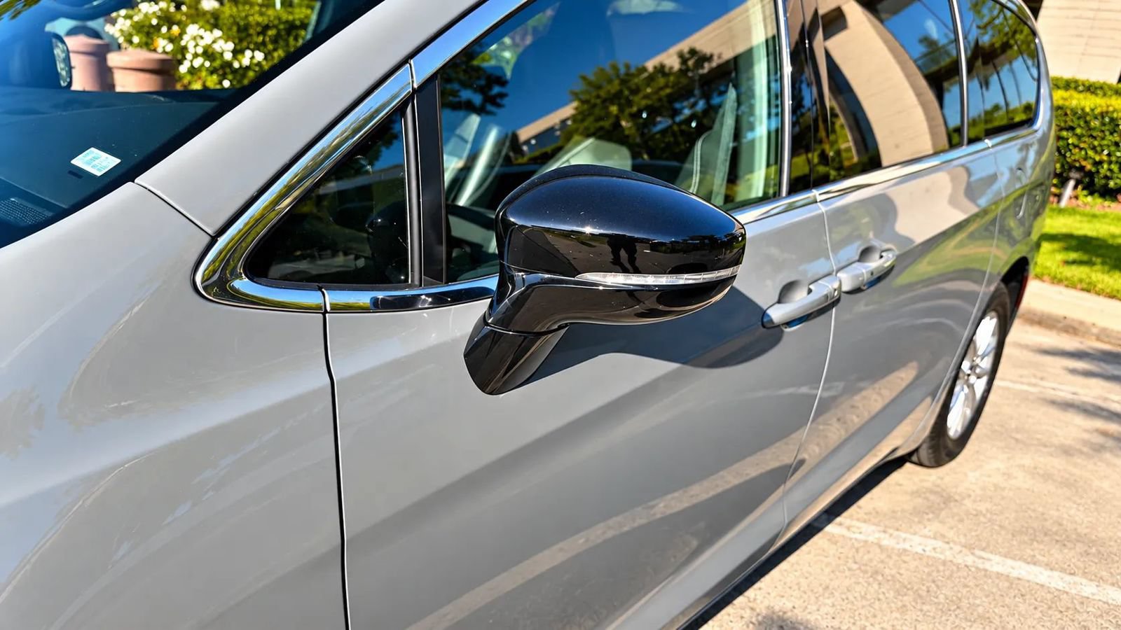 Used 2025 Chrysler Pacifica Select FWD image 12