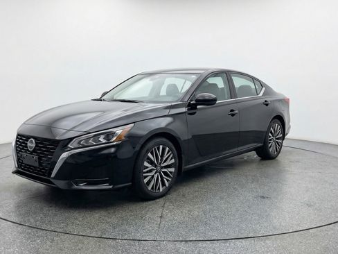 Used 2025 Nissan Altima 2.5 SV image 3