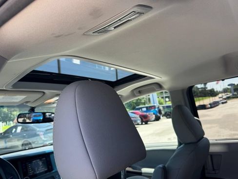 Used 2017 Toyota Sienna XLE FWD image 11