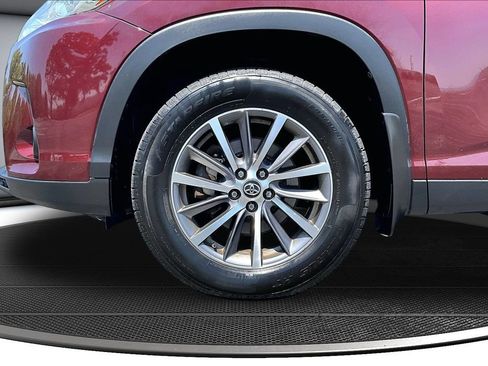 Used 2019 Toyota Highlander XLE AWD/4WD image 35
