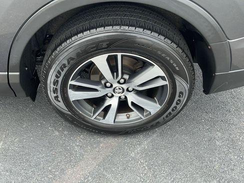 Used 2018 Toyota RAV4 XLE AWD/4WD image 11