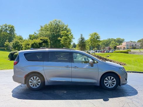 Used 2017 Chrysler Pacifica Touring-L FWD image 3