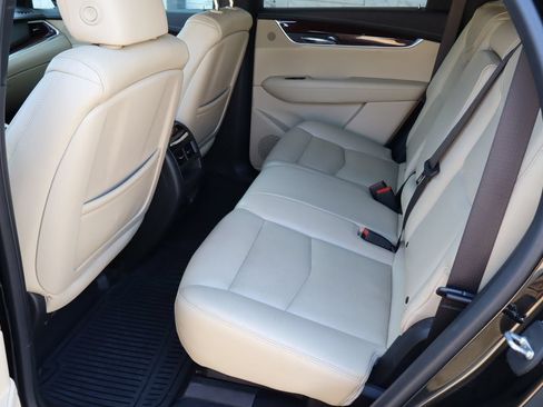 Used 2017 Cadillac XT5 Luxury w/ Driver Awareness Package FWD image 6