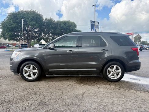 Used 2018 Ford Explorer XLT w/ Equipment Group 201A FWD image 4