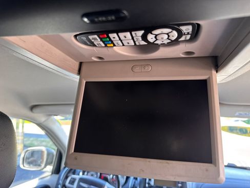 Used 2015 Chrysler Town & Country Touring FWD image 21