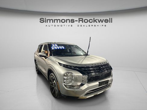 Used 2024 Mitsubishi Outlander SE image 2