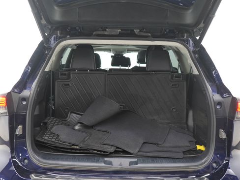 Used 2022 Toyota Highlander XLE AWD/4WD image 18