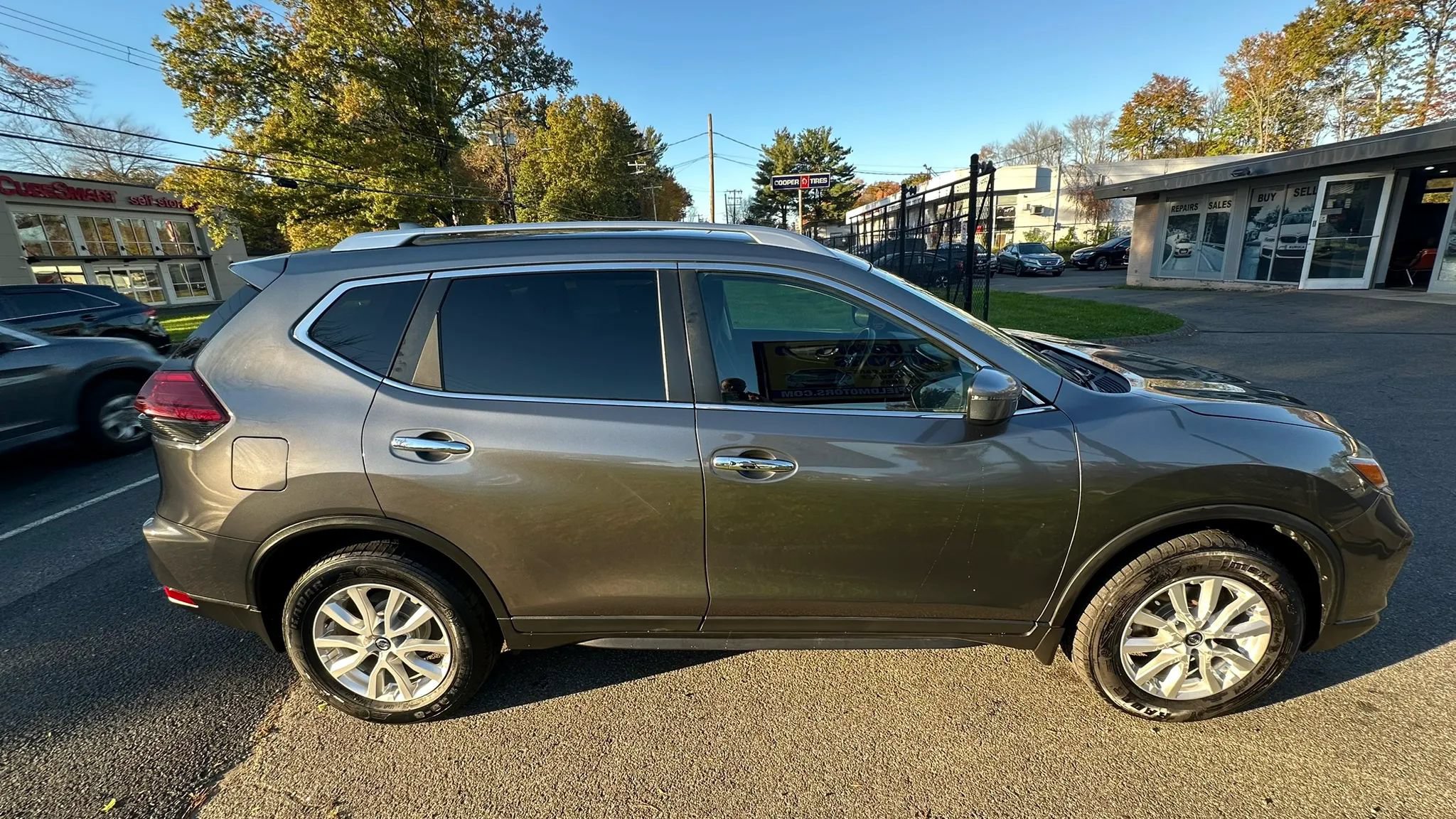 Used 2017 Nissan Rogue SV AWD/4WD image 4