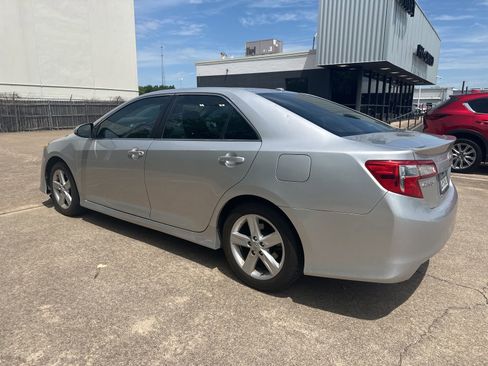 Used 2012 Toyota Camry SE w/ Leather Pkg FWD image 4