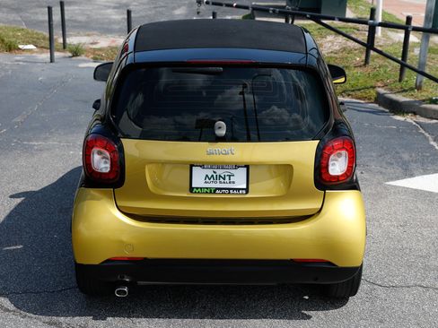 Used 2017 smart fortwo Proxy RWD image 13