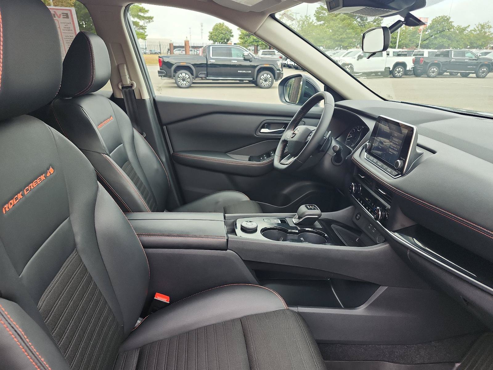 Used 2025 Nissan Rogue SV AWD/4WD image 8