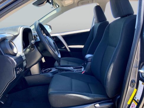 Used 2018 Toyota RAV4 LE FWD image 8