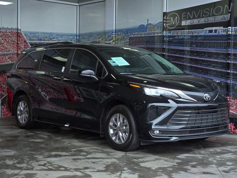 Certified 2026 Toyota Sienna XLE FWD image 1