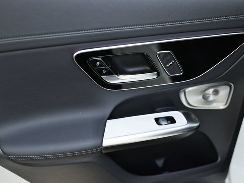 Used 2024 Mercedes-Benz GLC 300 4MATIC image 23
