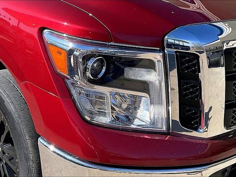 Used 2018 Nissan Titan SL image 31