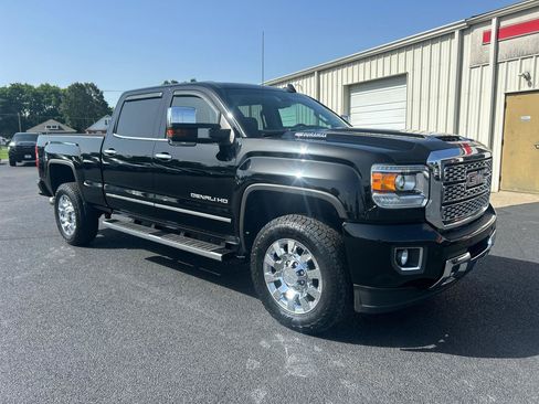 Used 2019 GMC Sierra 2500 Denali w/ Duramax Plus Package AWD/4WD image 3