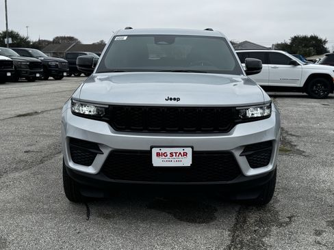 New 2025 Jeep Grand Cherokee Altitude image 3