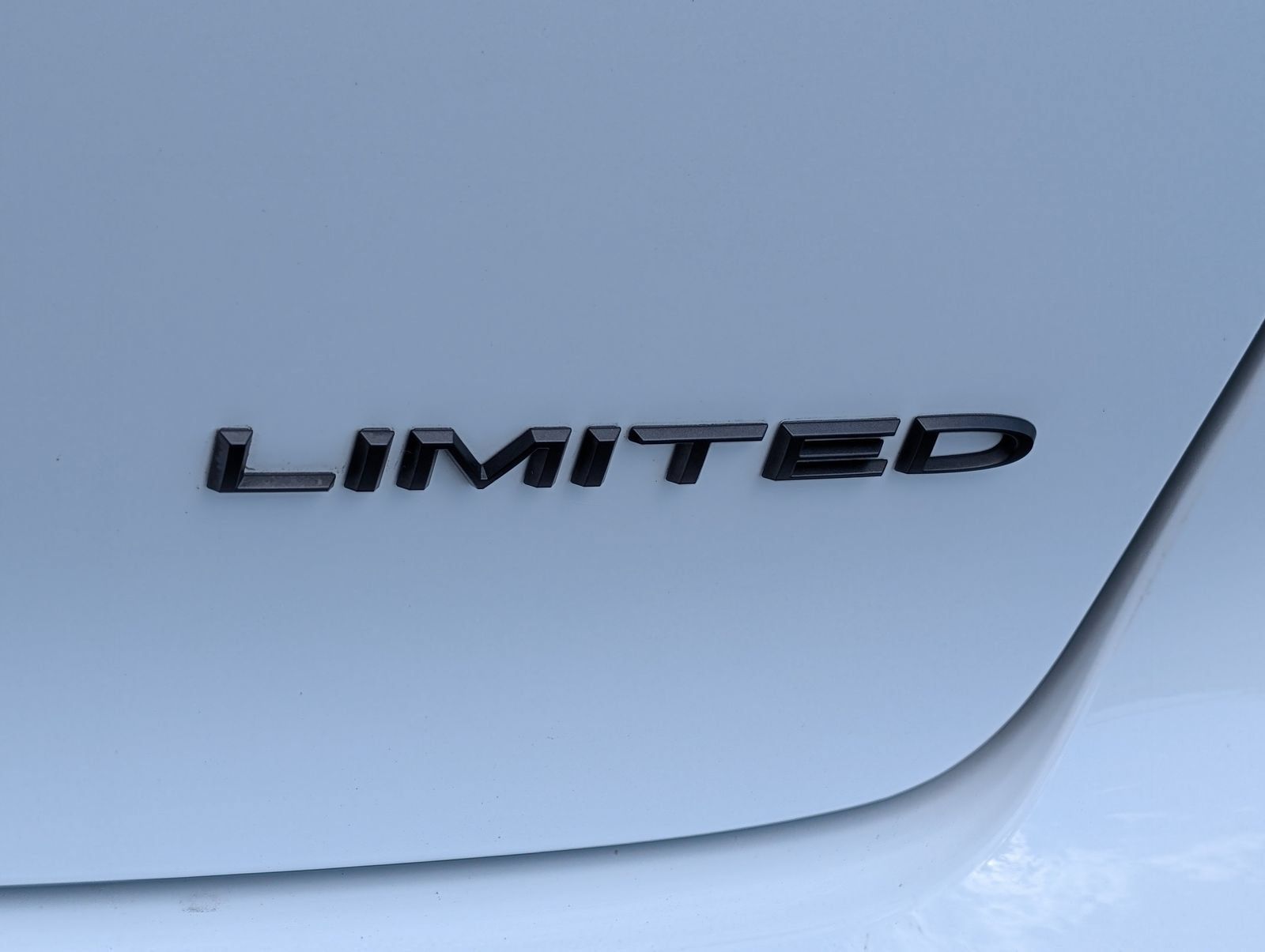 Used 2025 Chrysler Pacifica Limited FWD image 5