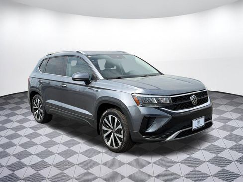 Certified 2022 Volkswagen Taos SE image 7