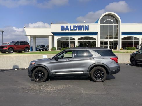 Used 2022 Ford Explorer XLT w/ Equipment Group 202A image 4