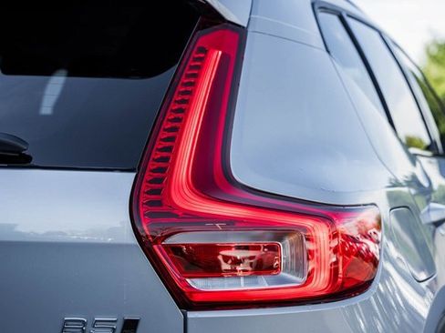 Certified 2025 Volvo XC40 B5 Ultra w/ Climate Package image 7