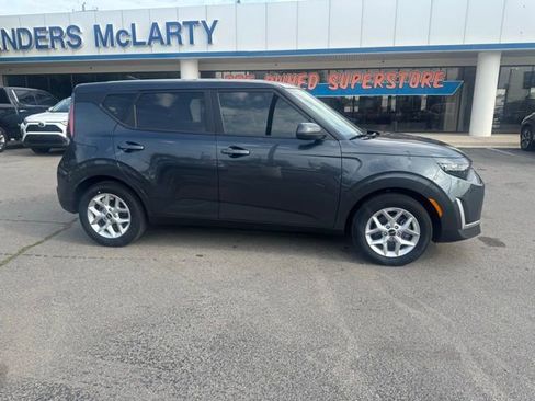 Used 2025 Kia Soul LX w/ LX Technology Package image 2