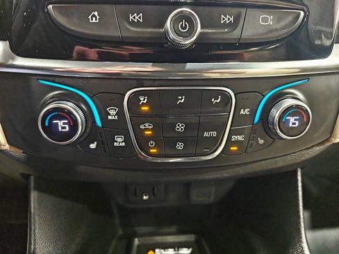 Used 2022 Chevrolet Traverse LT image 56